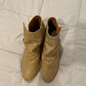 Corkys Butternut Light Tan NWOT Size 10